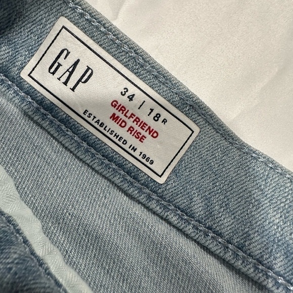 GAP Girlfriend Mid Rise Jean with Washwell - NWT - Light Wash - Size 34/18 - Picture 13 of 15